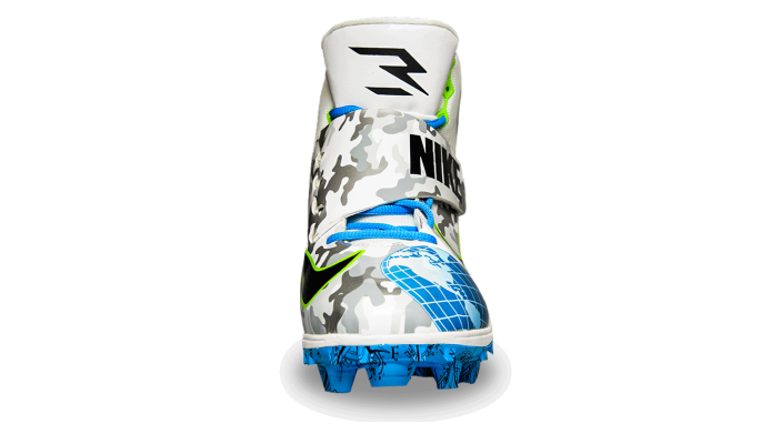 Front of Wilson's cleat with 3 logo and grey camo pattern